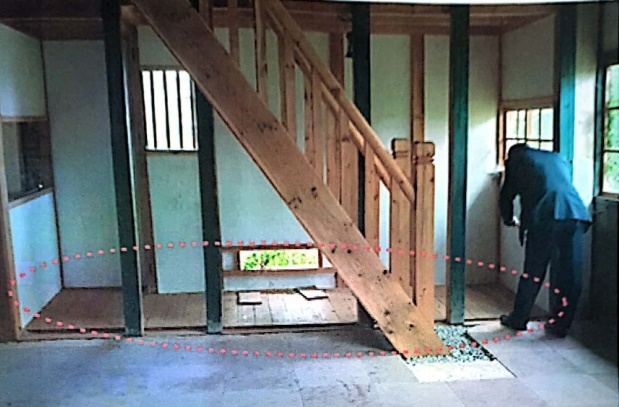 광복회 관계자가 일본인 농장사무실 내부와 콘크리트 바닥을 살피고 있다. 광복회 제공