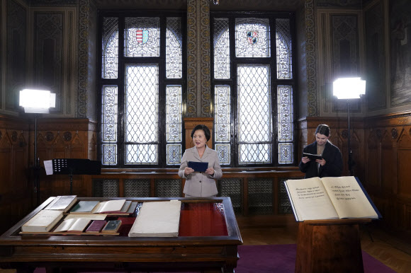 헝가리 국립국가기록원 방문한 김정숙 여사