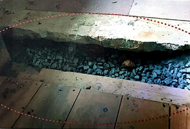 광복회 관계자가 일본인 농장사무실 내부와 콘크리트 바닥을 살피고 있다. 광복회 제공