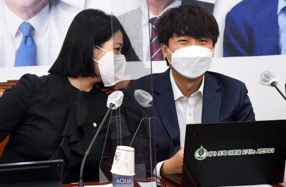 4일 국회에서 열린 국민의힘 최고위원회의에서 이준석 대표가 배현진 최고위원과 얘기를 나누고 있다. 2021. 11. 4 김명국 선임기자 daunso@seoul.co.kr