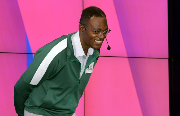 인사하는 딘 가필드 넷플릭스 부사장