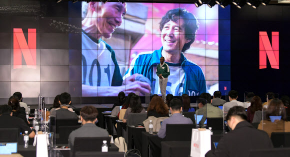 미디어토크쇼 참석한 딘 가필드 넷플릭스 부사장