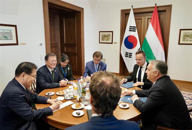 [수정본] 헝가리 총리와 환담 나누는 文 대통령