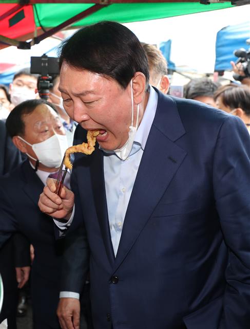 윤석열 ‘오징어 튀김 먹방’