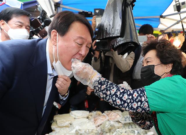 떡 먹는 윤석열 후보