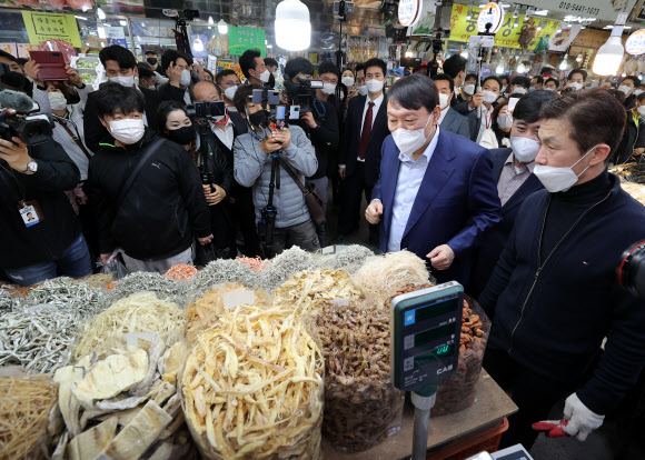 상인들과 대화하는 윤석열