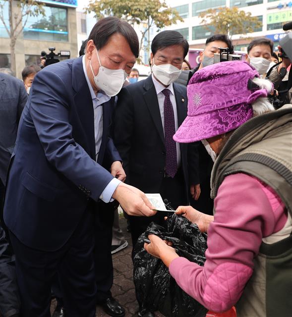 전통시장 찾은 윤석열 ‘냉이 주세요’