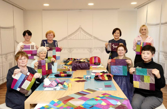 헝가리를 국빈 방문 중인 문재인 대통령 부인 김정숙 여사가 4일 오전(현지시간) 헝가리 한국문화원을 방문해 함께 조각보 강좌 수업을 들은 수강생들과 기념촬영을 하고 있다. 2021.11.4  연합뉴스