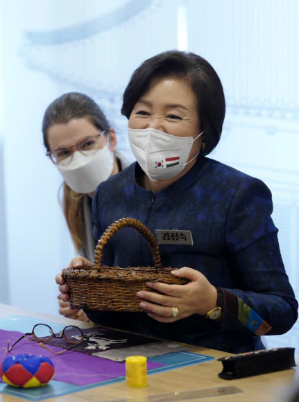 헝가리를 국빈방문 중인 문재인 대통령 부인 김정숙 여사가 4일 오전(현지시간) 헝가리 한국문화원에서 진행된 조각보 강좌 수업에서 한 수강생으로부터 직접 만든 바늘꽂이를 선물 받고 있다. 2021.11.4  연합뉴스