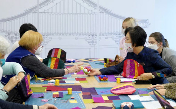 헝가리를 국빈방문 중인 문재인 대통령 부인 김정숙 여사가 4일 오전(현지시간) 헝가리 한국문화원을 방문, 조각보 강좌 수강생들과 대화하고 있다. 2021.11.4  연합뉴스