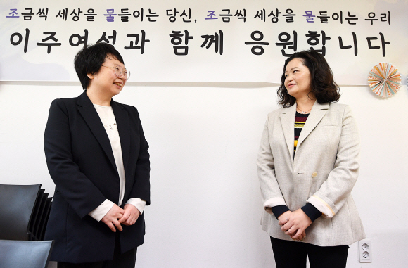 지난 2일 서울 종로구 숭인동 한국이주여성인권센터에서 허오영숙(왼쪽) 대표와 사단법인 이주민과함께 부설 이주민통번역센터 ‘링크’의 김나현 센터장이 이주여성들의 차별 문제를 얘기하고 있다. 한국이주여성인권센터는 최근 창립 20주년을 맞았다. 오장환 기자 5zzang@seoul.co.kr