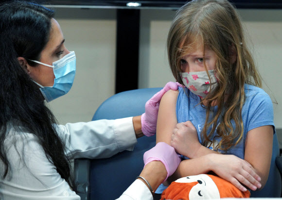 “얼마나 아플까”…백신접종 전 겁먹은 표정 짓는 미국 어린이