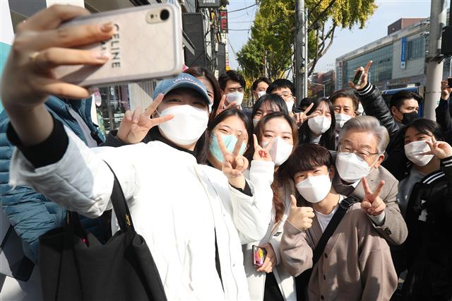 이재명, 경북대 학생들과 셀카