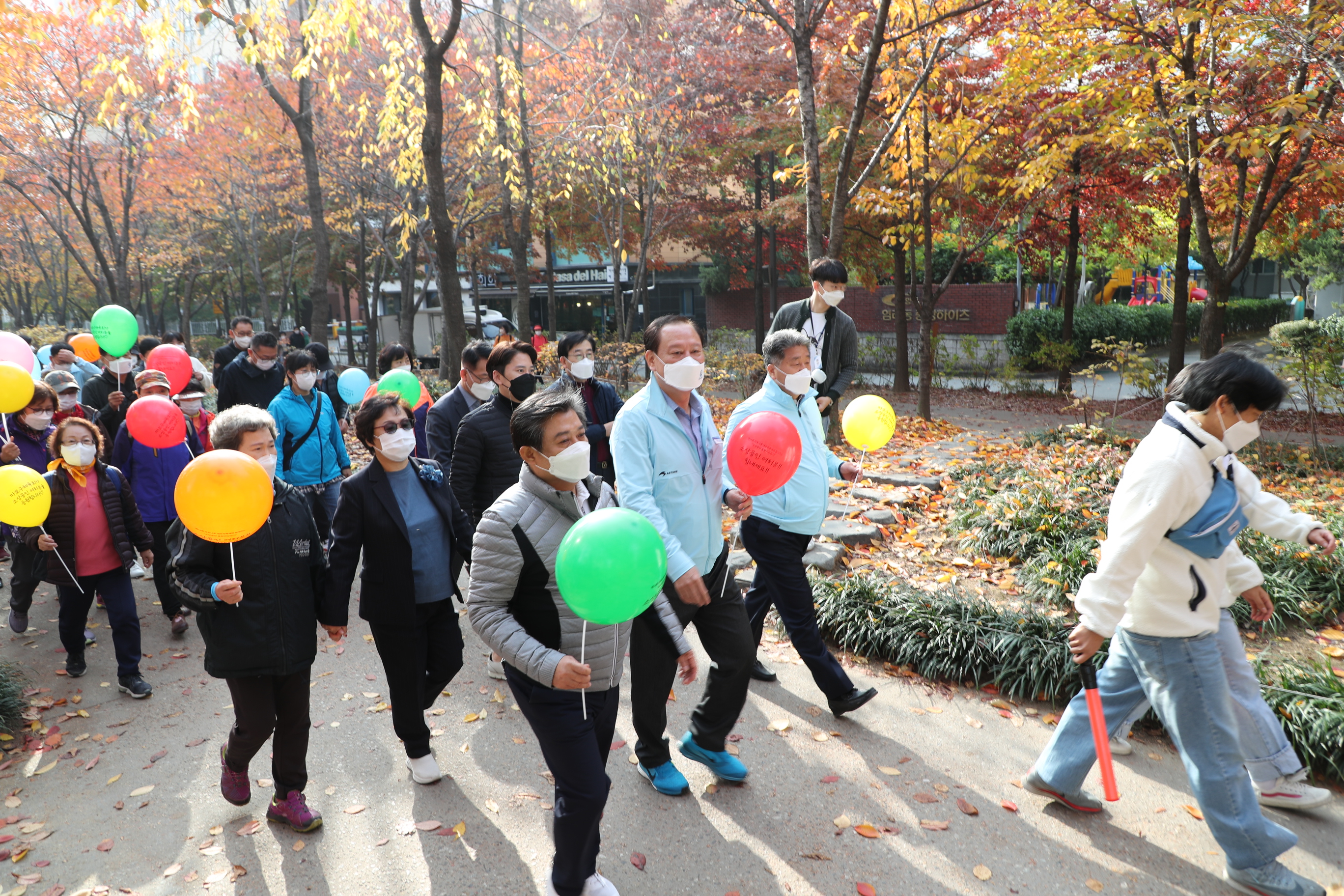 5일 유동균(오른쪽 두 번째) 서울 마포구청장이 ‘제14회 마포나루 새우젓 축제’의 프로그램 중 하나로 진행된 ‘건강 걷기 대회’에 직접 참여해 주민들과 경의선 숲길을 걷고 있다. 마포구 제공