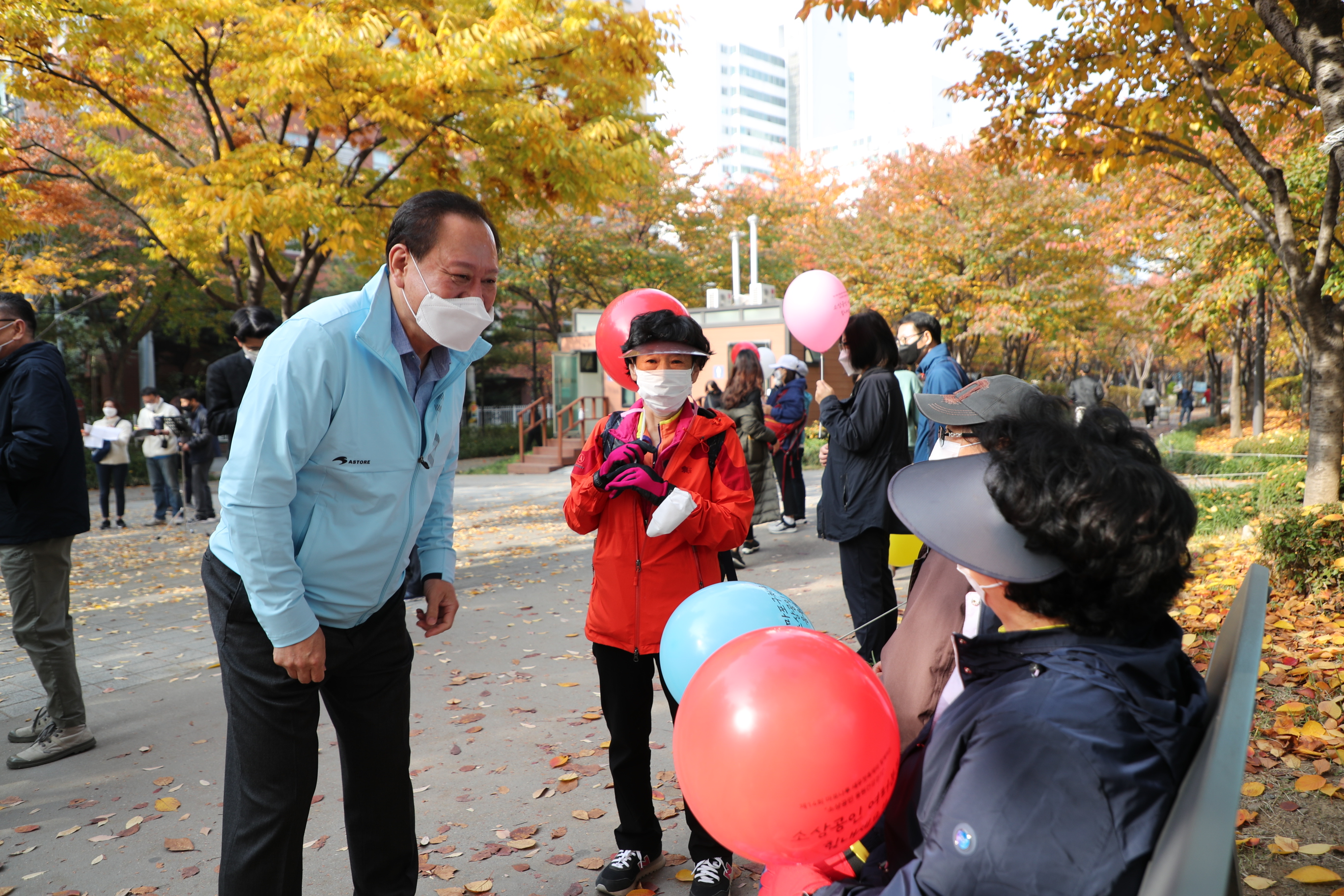 5일 유동균(왼쪽) 서울 마포구청장이 ‘제14회 마포나루 새우젓 축제’의 프로그램 중 하나로 진행된 ‘건강 걷기 대회’에 참여한 주민들과 경의선 숲길에서 대화를 나누고 있다. 마포구 제공