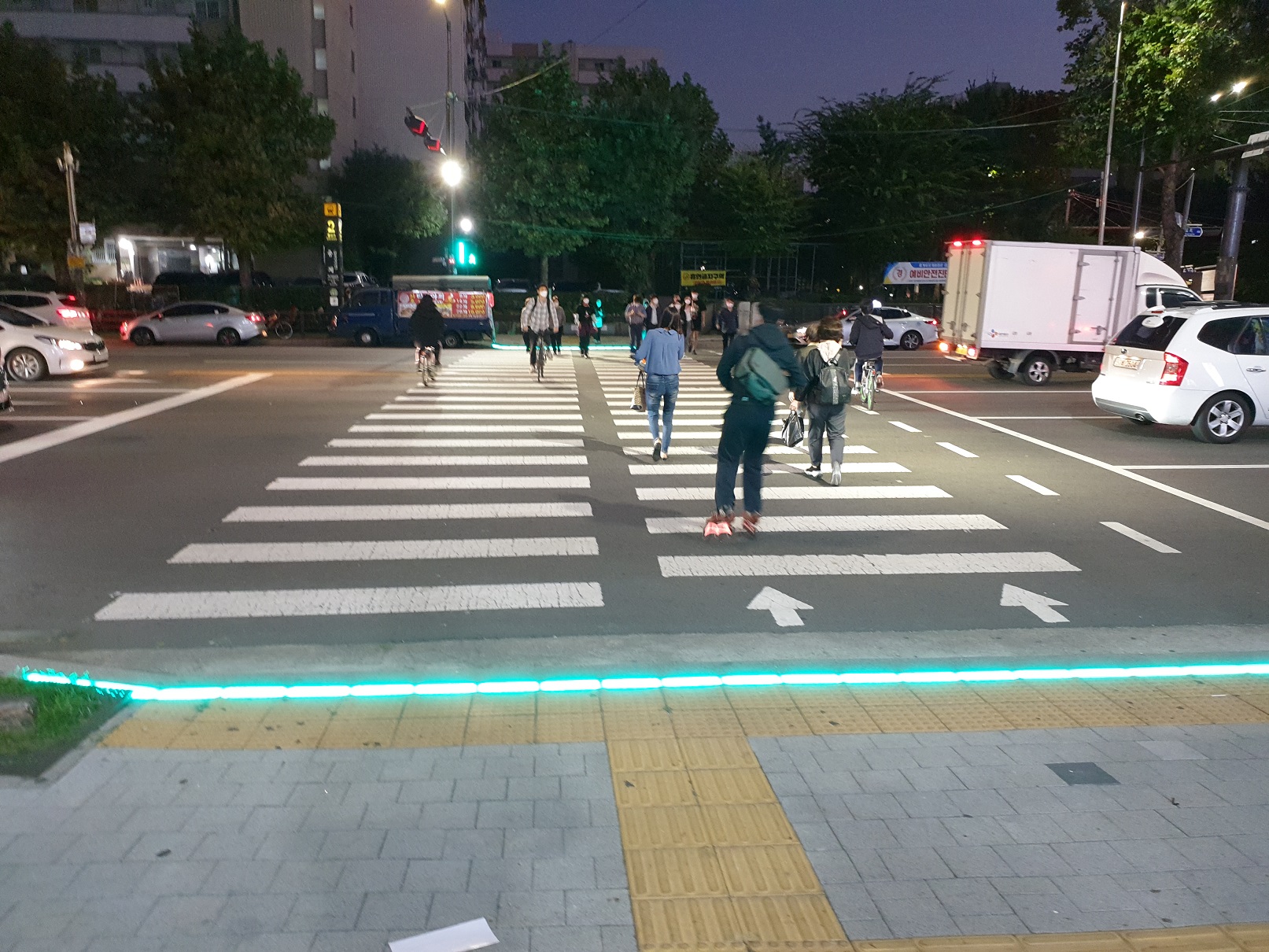 서울 노원구 바닥형 LED 신호등에 초록불이 켜진 모습. 노원구 제공