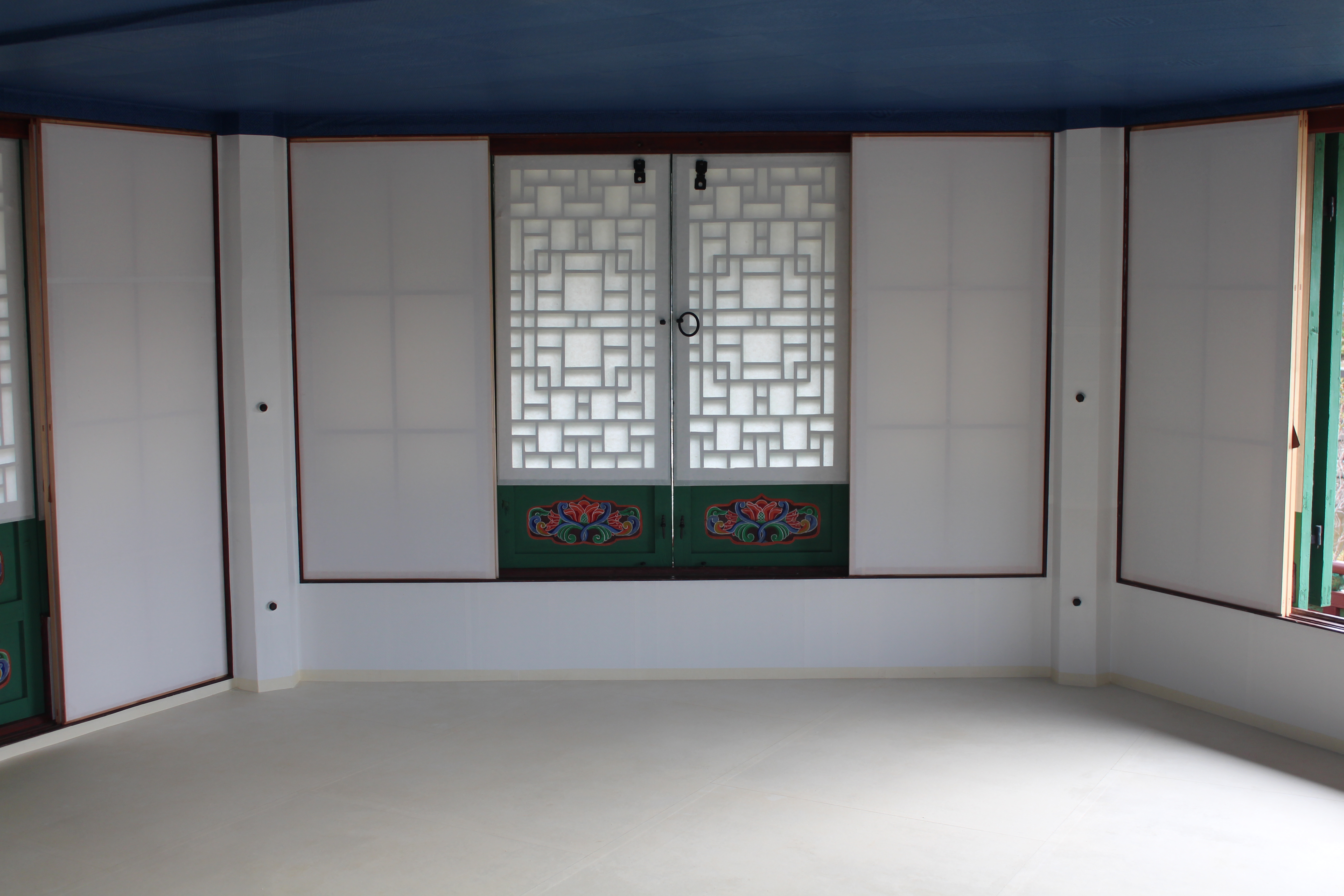 향원정 1층 내부. 푸른색 능화지로 천장을 도배했다.  문화재청 제공