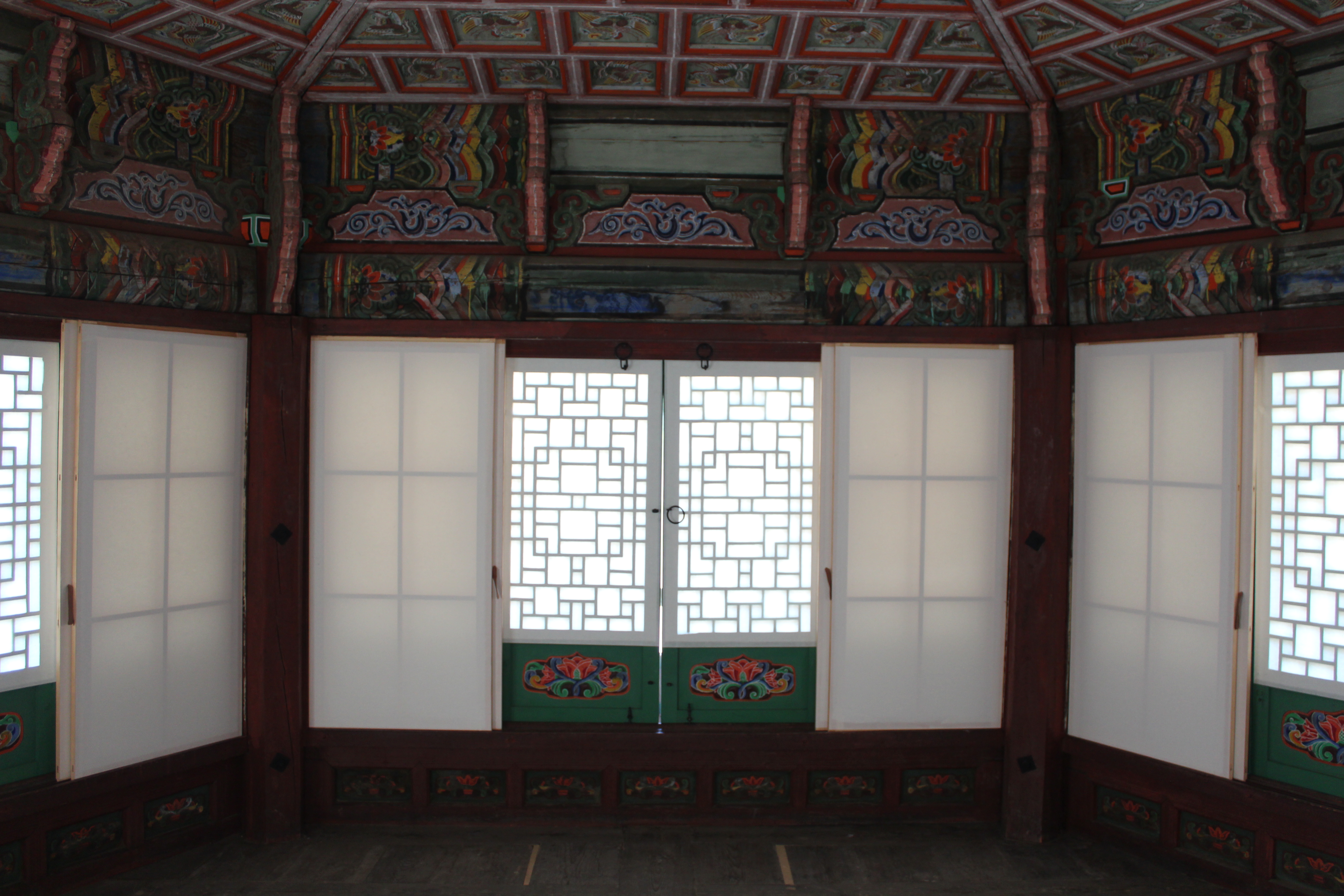 향원정 2층 내부. 천장에 봉황무늬가 가득하다.  문화재청 제공