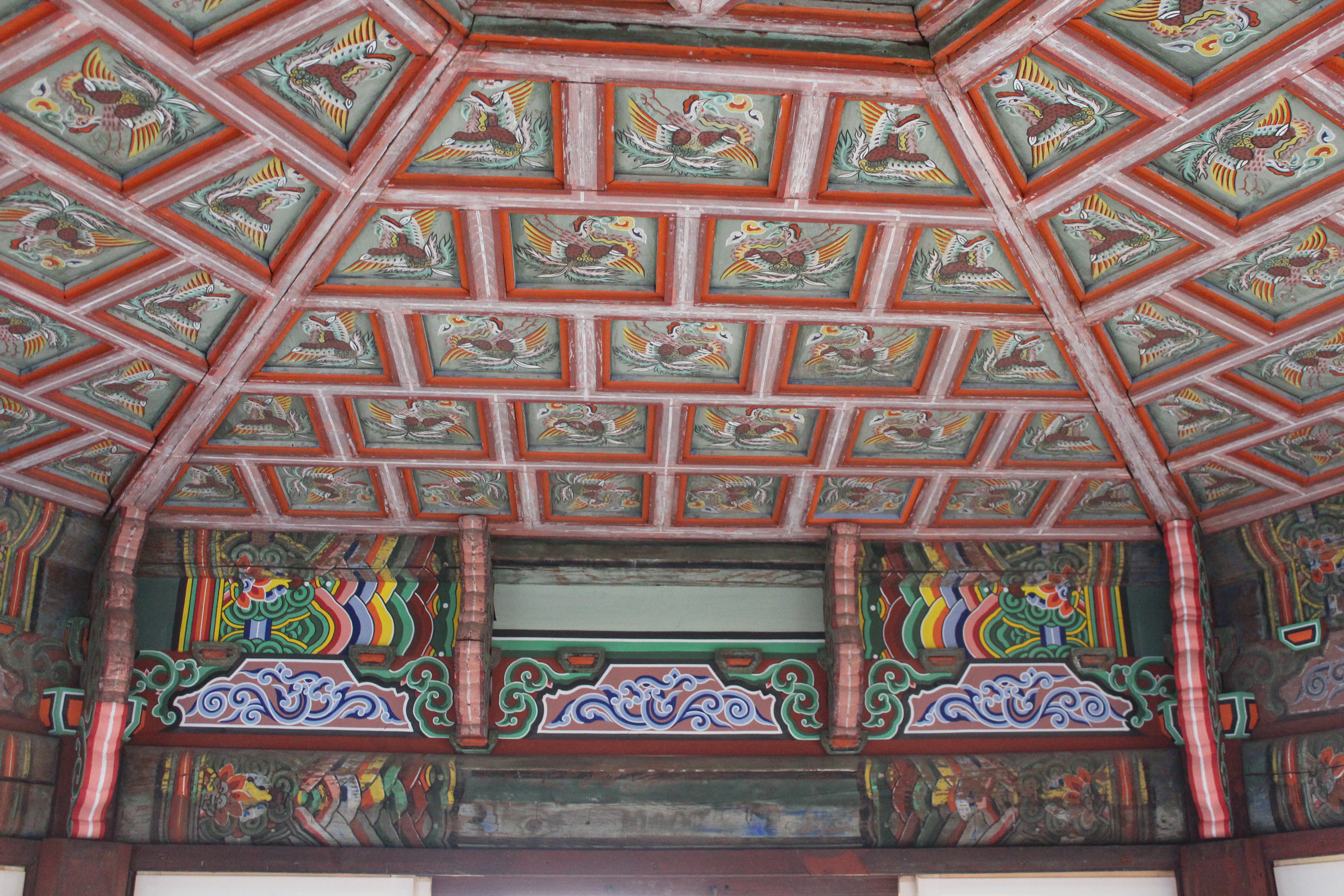 향원정 2층 천장의 봉황무늬. 문화재청 제공