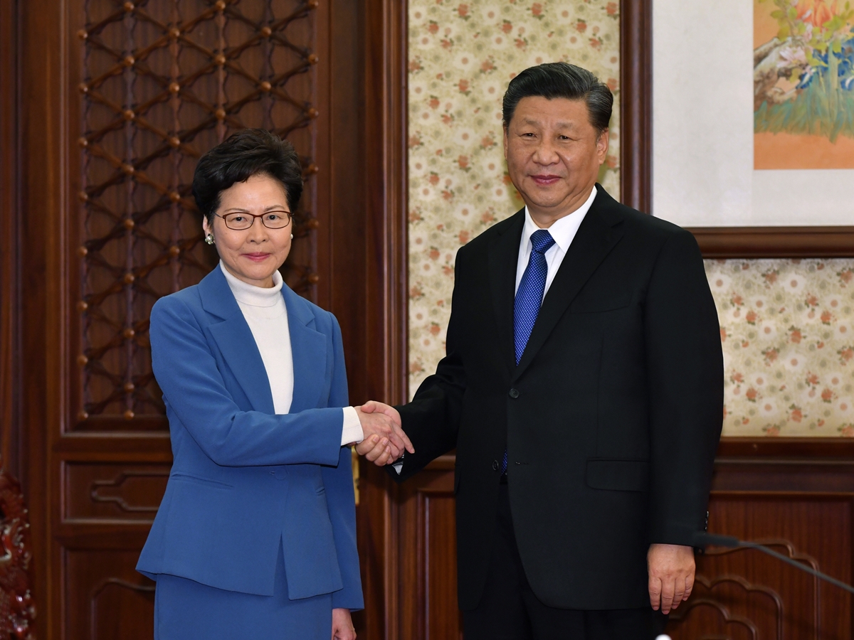 시진핑과 악수하는 홍콩 행정장관