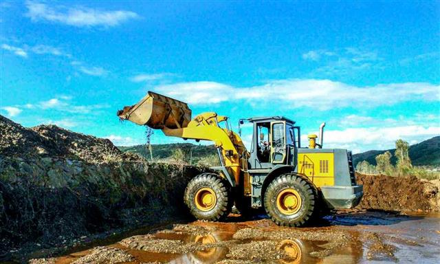 북한 노동당 기관지 노동신문은 7일 “국토환경보호사업은 국가가 중장기적인 사업으로 틀어쥐고 강하게 밀고 나가야 할 중요한 과제”라고 보도했다. 사진은 강하천 정리사업 중인 북한.  평양 노동신문 뉴스1