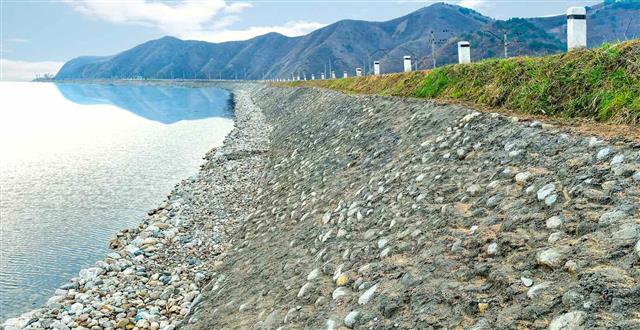 북한 노동당 기관지 노동신문은 7일 “국토환경보호사업은 국가가 중장기적인 사업으로 틀어쥐고 강하게 밀고 나가야 할 중요한 과제”라고 보도했다. 사진은 강하천 정리사업 중인 북한.  평양 노동신문 뉴스1