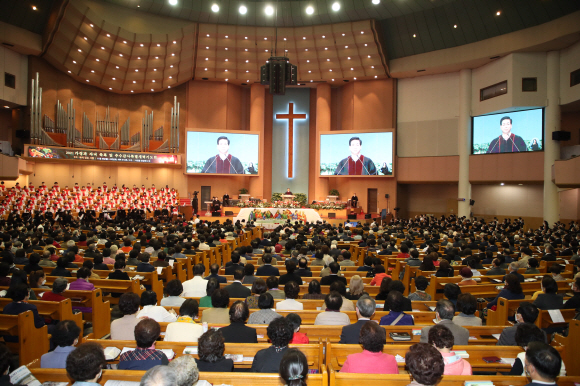 7일 여의도순복음교회에 신도들이 위드 코로나 시행 첫 주말  2부 예배를 보고있다. 2021.11.7 여의도순복음교회 제공