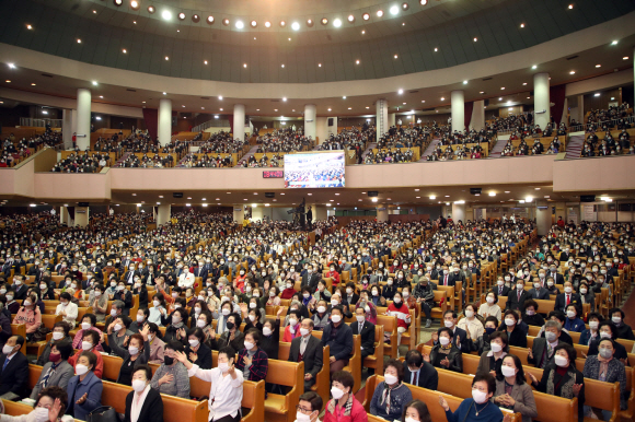 7일 여의도순복음교회에 신도들이 위드 코로나 시행 첫 주말  2부 예배를 보고있다. 2021.11.7 여이도순복음교회 제공