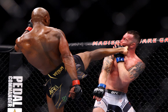 카마루 우스만(왼쪽)이 7일(현지시간) 미국 뉴욕에서 열린 ‘UFC 268’ 웰터급 타이틀매치에서 콜비 코빙턴에게 킥을 날리고 있다. 게티·AFP 연합뉴스