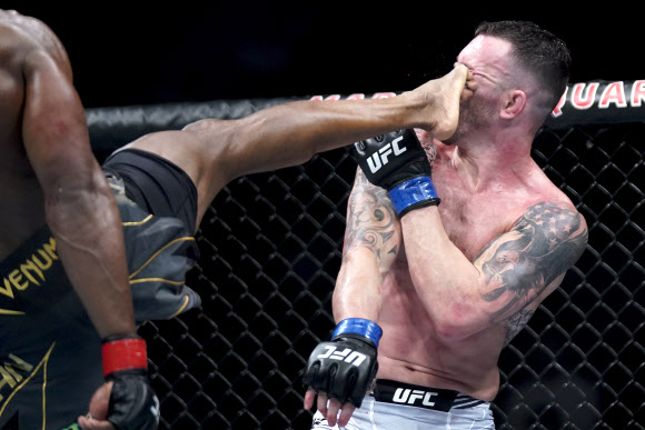 카마루 우스만(왼쪽)이 7일(현지시간) 미국 뉴욕에서 열린 ‘UFC 268’ 웰터급 타이틀매치에서 콜비 코빙턴에게 킥을 날리고 있다. AP 연합뉴스