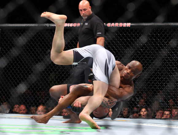 Nov 6, 2021; New York, NY, USA; Kamaru Usman (red gloves) competes against Colby Covington (blue gloves) during UFC 268 at Madison Square Garden. Mandatory Credit: Ed Mulholland-USA TODAY Sports/2021-11-07 14:20:28/ <연합뉴스
