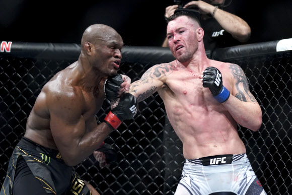 콜비 코빙턴(오른쪽)이 7일(현지시간) 미국 뉴욕에서 열린 ‘UFC 268’ 웰터급 타이틀매치에서 카마루 우스만에게 펀치를 날리고 있다. AP 연합뉴스