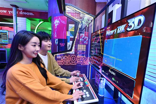 LG전자가 올레드TV를 알리기 위해 지난달 21일 서울 성수동에 문을 연 ‘금성오락실’. 올레드 화면으로 각종 게임을 즐길 수 있으며, 12월 19일까지 운영될 예정이다. LG전자 제공