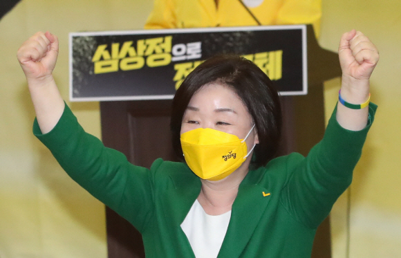 정의당 심상정 대선후보가 8일 국회에서 열린 대선 선대위 발족식에서 손을 들어보이고 있다. 2021. 11. 8 김명국 선임기자 daunso@seoul.co.kr