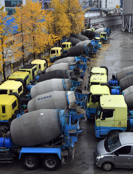 8일  경기도 안양시내 한 레미콘 공장에 요소수 부족으로 운행하지 못하는 차량들이 주차돼 있다.  2021.11.8  정연호 기자 tpgod@seoul.co.kr