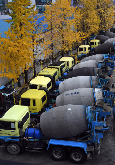 8일  경기도 안양시내 한 레미콘 공장에 요소수 부족으로 운행하지 못하는 차량들이 주차돼 있다.  2021.11.8  정연호 기자 tpgod@seoul.co.kr