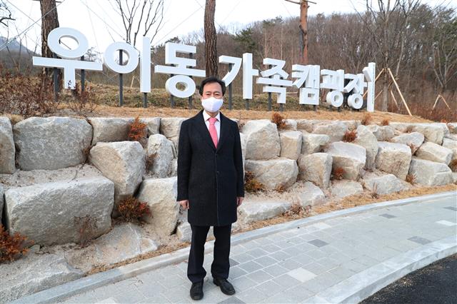 박겸수 강북구청장이 우이동 가족캠핑장 앞에서 웃으며 사진을 찍고 있다. 강북구 제공