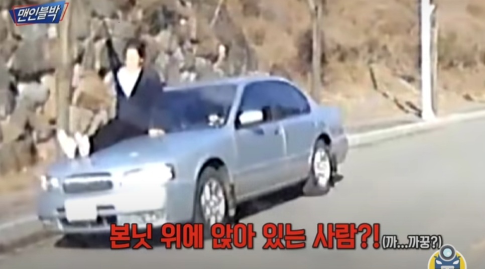 달리는 차 위에 사람이 앉아있는 모습. 유튜브 채널 ‘맨인블박’ 캡처