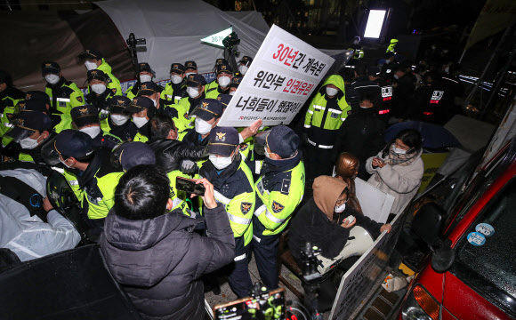 9일 오전 6시께 서울 종로구 옛 일본대사관 앞에서 ‘자유연대’를 비롯한 시민단체 회원들이 일본군 위안부 문제 관련 집회를 하기 위해 평화의 소녀상으로 진입을 시도하며 소녀상을 지키며 철야 시위를 벌이던 ‘반일행동’ 회원들과 마찰을 빚었다. 이에 평화의 소녀상 보호와 질서 유지를 위해 출동한 경찰이 소녀상 앞으로 진입을 시도하는 ‘자유연대’ 회원들의 진입을 저지하고 있다. 2021.11.9  연합뉴스