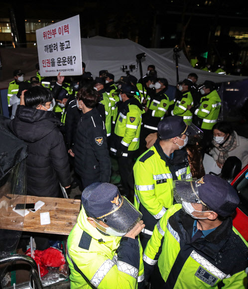 9일 오전 6시께 서울 종로구 옛 일본대사관 앞에서 ‘자유연대’를 비롯한 시민단체 회원들이 일본군 위안부 문제 관련 집회를 하기 위해 평화의 소녀상으로 진입을 시도하며 소녀상을 지키며 철야 시위를 벌이던 ‘반일행동’ 회원들과 마찰을 빚었다. 이에 평화의 소녀상 보호와 질서 유지를 위해 출동한 경찰이 소녀상 앞으로 진입을 시도하는 ‘자유연대’ 회원들의 진입을 저지하고 있다. 2021.11.9  연합뉴스