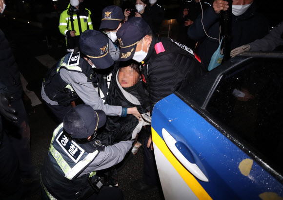 9일 오전 6시께 서울 종로구 옛 일본대사관 앞에서 ‘자유연대’를 비롯한 시민단체 회원들이 일본군 위안부 문제 관련 집회를 하기 위해 평화의 소녀상으로 진입을 시도하며 소녀상을 지키며 철야 시위를 벌이던 ‘반일행동’ 회원들과 마찰을 빚었다. 이에 평화의 소녀상 보호와 질서 유지를 위해 출동한 경찰이 소녀상 앞으로 진입을 시도하는 ‘자유연대’ 회원들의 진입을 저지했다.  사진은 평화의 소녀상 앞으로 진입을 시도하다 저지된 자유연대 회원을 경찰이 이동시키는 모습. 2021.11.9  연합뉴스