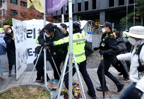 9일 오전 서울 종로구 옛 일본대사관 앞에서 자유연대 관계자 등이 일본군 위안부 문제 관련 집회를 하기 위해 평화의 소녀상으로 진입을 시도하던 중 경찰 및 반일행동 회원들과 충돌하고 있다. 2021.11.9  연합뉴스
