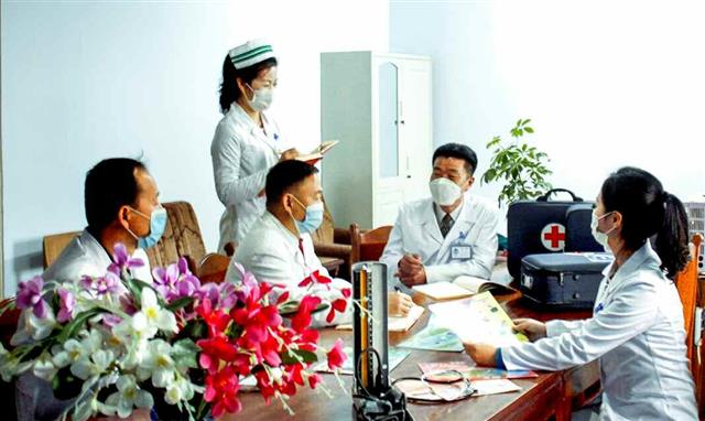 북한 노동당 기관지 노동신문은 9일 “건강검진은 예방치료의 첫 공정으로서 당의 예방의학적 방침을 관철하는 데서 선차적인 사업”이라고 밝혔다. 신문은 “건강검진을 위한 준비사업을 실속 있게 짜고들고 있는 대동강구역 인민병원 의료 일꾼들”이라면서 관련 사진도 실었다.   평양 노동신문 뉴스1