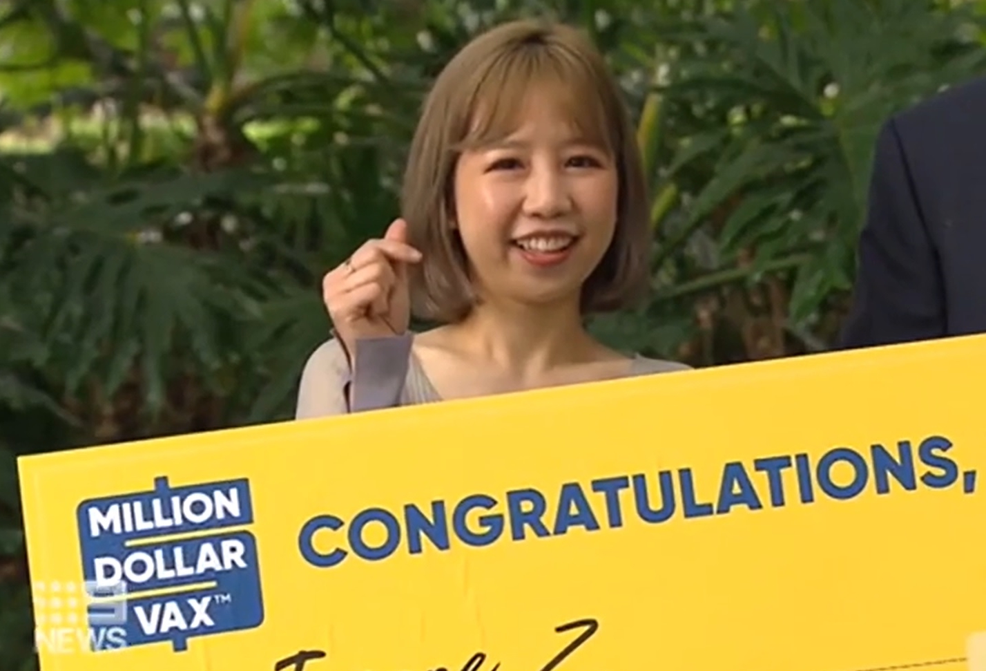 중국계 여성 조앤 주(25)가 호주 ‘백신 복권’에 당첨돼 100만 호주달러를 받게 됐다. 호주 9뉴스 캡처