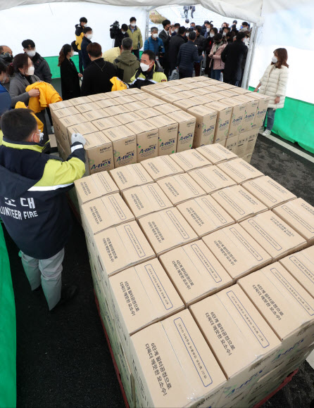 9일 전북 익산시 실내체육관 앞에 요소수를 구매하려는 인파가 몰려 있다. 2021.11.9  연합뉴스