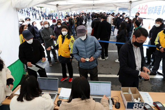 9일 전북 익산시 실내체육관 앞에 요소수를 구매하려는 인파가 몰려 있다. 2021.11.9  연합뉴스