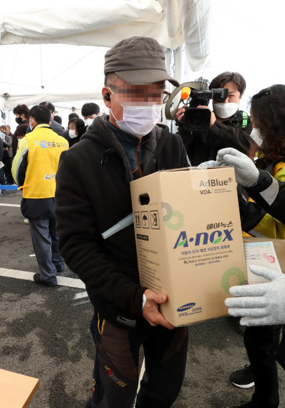 9일 전북 익산시 실내체육관 앞에서 시민들이 요소수를 사고 있다. 2021.11.9  연합뉴스