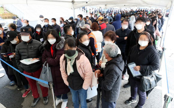 9일 전북 익산시 실내체육관 앞에 요소수를 구매하려는 인파가 몰려 있다. 2021.11.9  연합뉴스