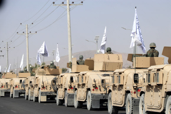8일(현지시간) 아프가니스탄 칸다하르에서 무력 과시용으로 탈레반 특수부대 알 바드리의 군사 퍼레이드가 펼쳐지고 있다. EPA 연합뉴스