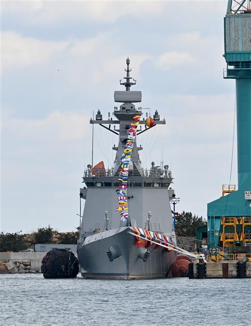 해군의 신형 호위함인 천안함(FFG-826)이 9일 오후 울산 현대중공업에서 진수했다.  길이 122m·폭 14m·최고 속력 30노트(시속 약 55㎞)의 대구급 호위함엔 5인치 함포와 대함유도탄 ‘해성’, 전술함대지유도탄 ‘해룡’, 대공유도탄 ‘해궁’, 장거리 대잠어뢰 ‘홍상어’, 경어뢰 ‘청상어’ 및 근접방어무기체계(CIWS) 등이 탑재되며, 함미엔 해상작전헬기 1대를 운용할 수 있는 착륙장이 설치돼 있다. 천안함은 2023년 경 해군에 인도된 이후 전력화 과정을 마치고 서해에 배치되어 NLL을 수호할 예정이다.  2021.11.9 해군 제공